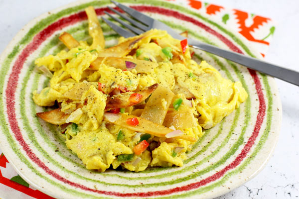 Scrambled eggs with corn tortillas and vegetables.