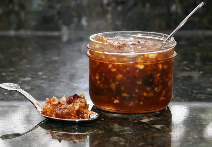 apple cranberry conserve in a canning jar