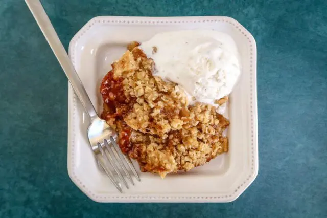 apple crisp with a scoop of gelato.