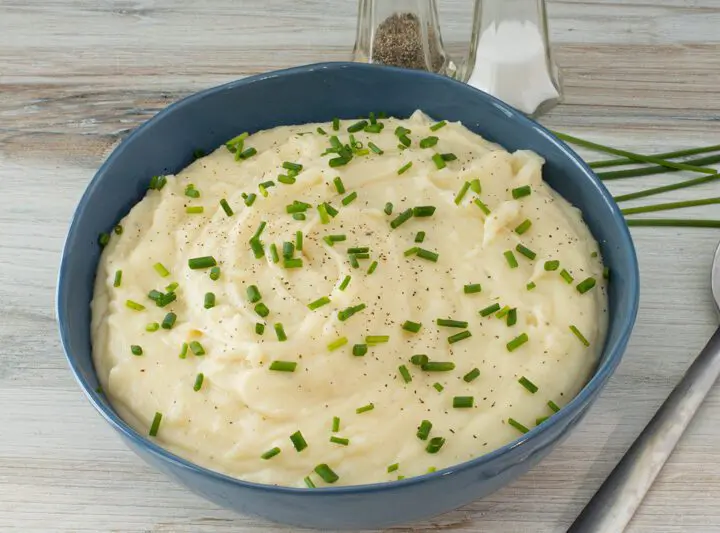 instant pot mashed potatoes in a serving bowl