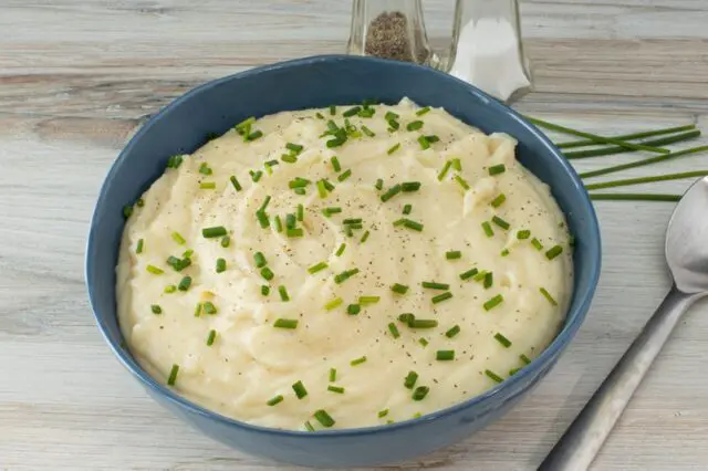 instant pot mashed potatoes in a serving bowl