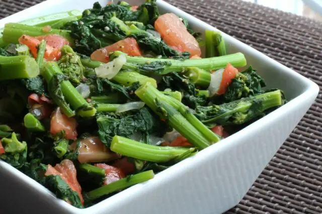 broccoli raab or rabe with tomatoes and garlic