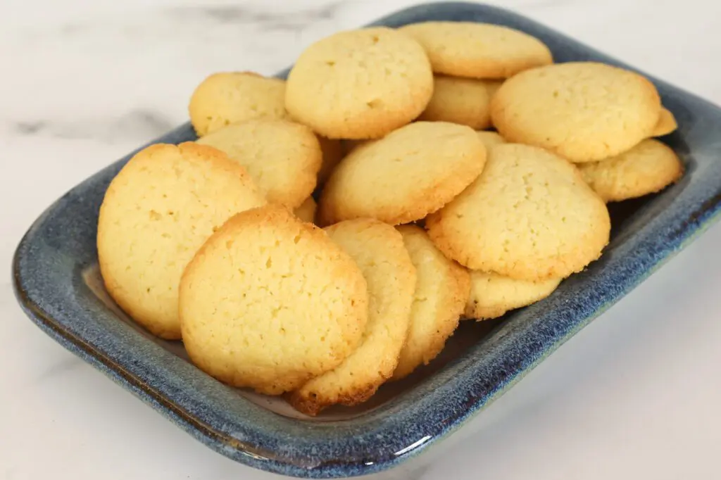 old-fashioned brown-edge cookies on a serving plate