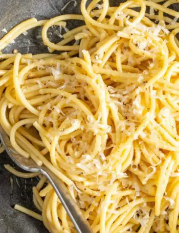 cacio e pepe in a bowl