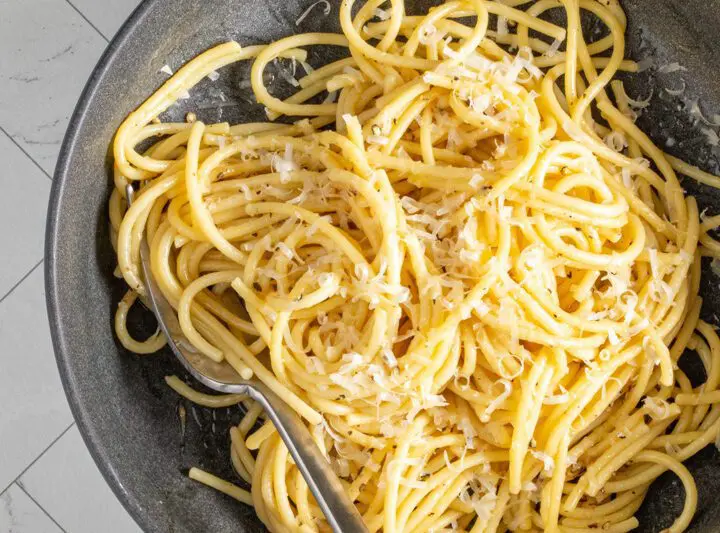 cacio e pepe in a bowl