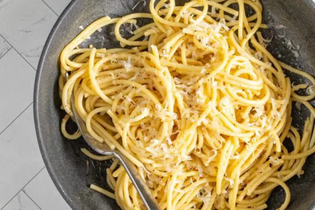 cacio e pepe in a bowl