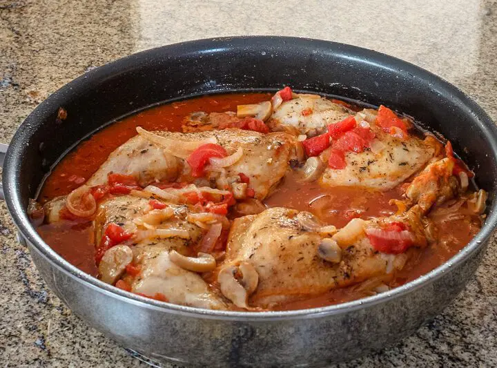 chicken with tomatoes, mushrooms, and wine