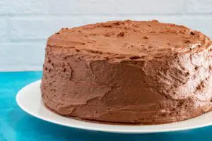 chocolate buttercream frosting on cake