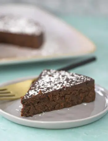 instant pot chocolate torte sliced