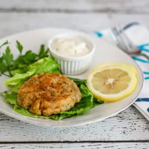 clam cakes with tartar sauce