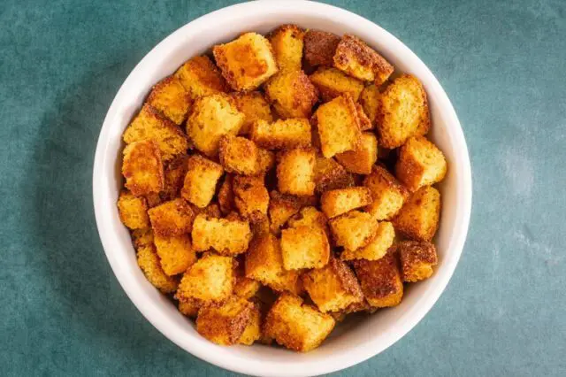 baked cornbread croutons