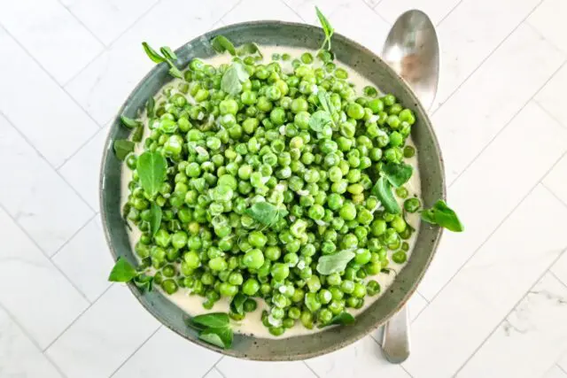 creamed peas with pea shoots in a bowl