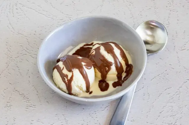 vanilla ice cream with keto chocolate sauce (sugar free)