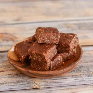 crispy chocolate peanut butter fudge in a serving dish