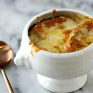 slow cooker onion soup with cheese topping