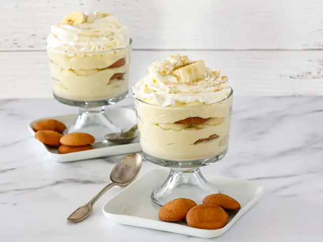 layered banana pudding with vanilla wafers