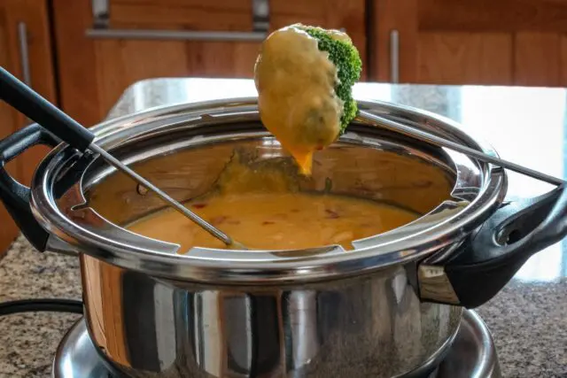 cheese fondue with roasted red pepper