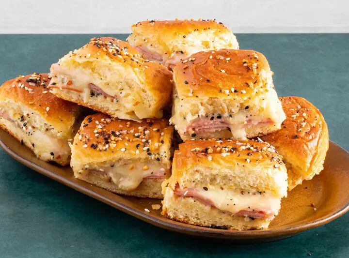 baked ham and cheese sliders with everything bagel seasoning on a serving tray