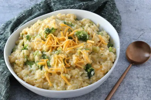 rice with broccoli and cheese cooked in the pressure cooker (Instant Pot)