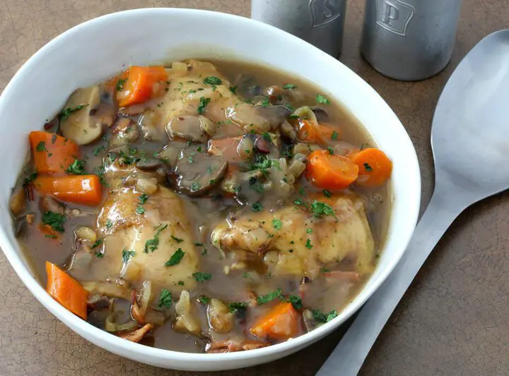 instant pot chicken with bacon and wine in a serving bowl