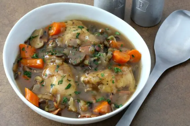 instant pot chicken with bacon and wine in a serving bowl