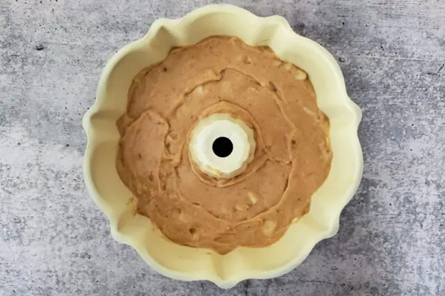 spread the batter in the cake pan.