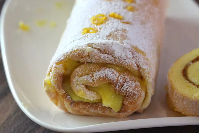A jelly roll with lemon curd filling