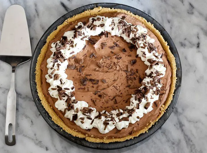 chocolate cheesecake, no bake, in pie pan