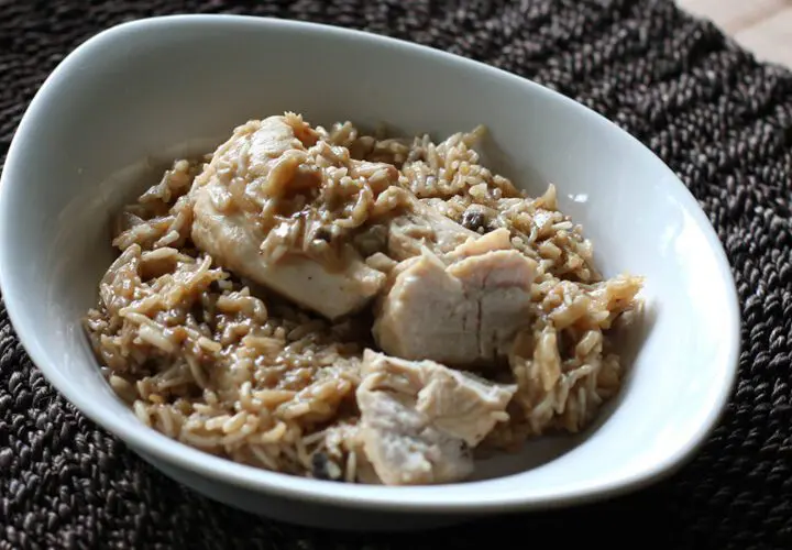 Baked rice with almonds in a dish with chicken.