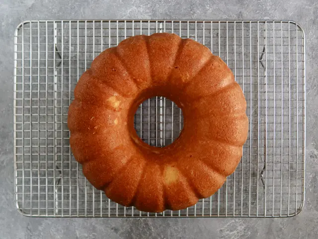 cooling the lemon cake