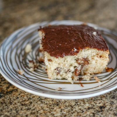 A quick vanilla cake on a plate, perfect for snacking!