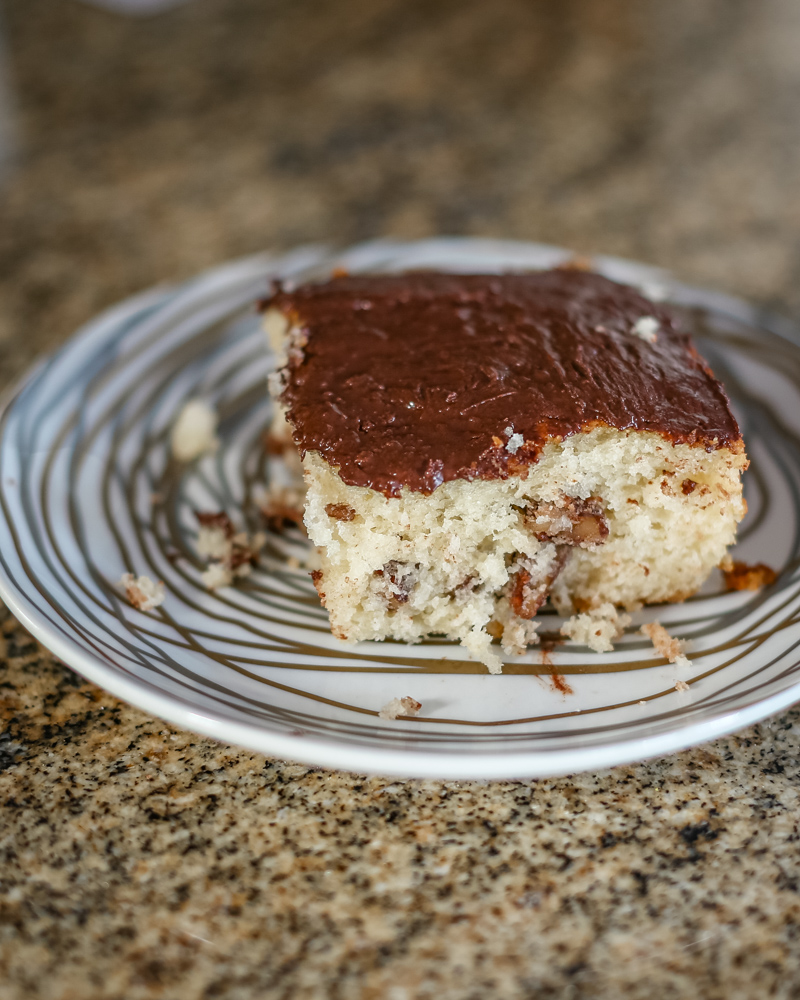 A quick vanilla cake on a plate, perfect for snacking!