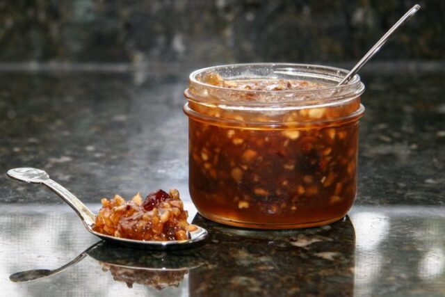 apple cranberry conserve in a canning jar