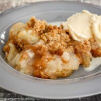apple crumble with ice cream