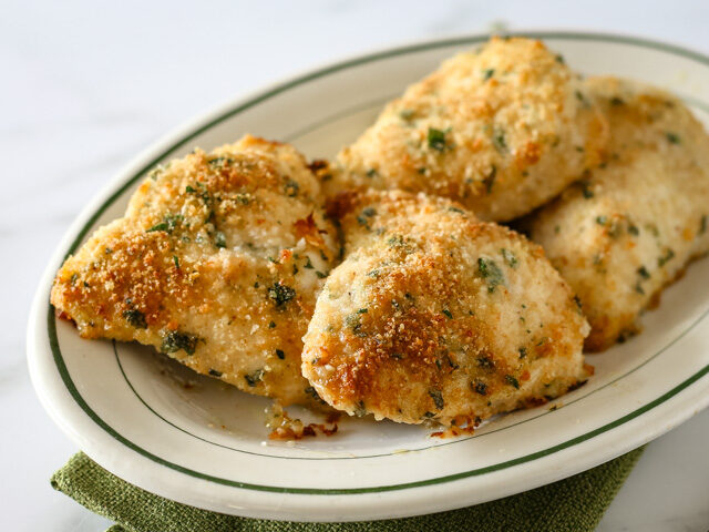 baked garlic parmesan chicken on a serving plate