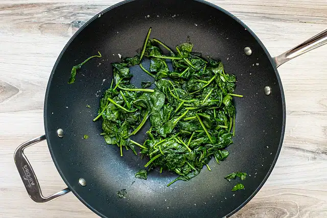 Wilted spinach for chicken breasts with Gruyère and spinach.