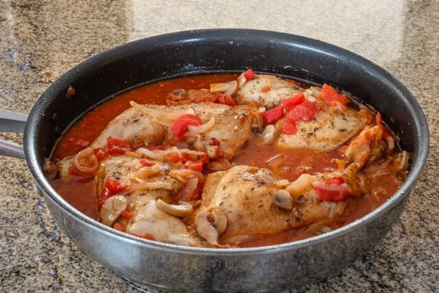 chicken with tomatoes, mushrooms, and wine