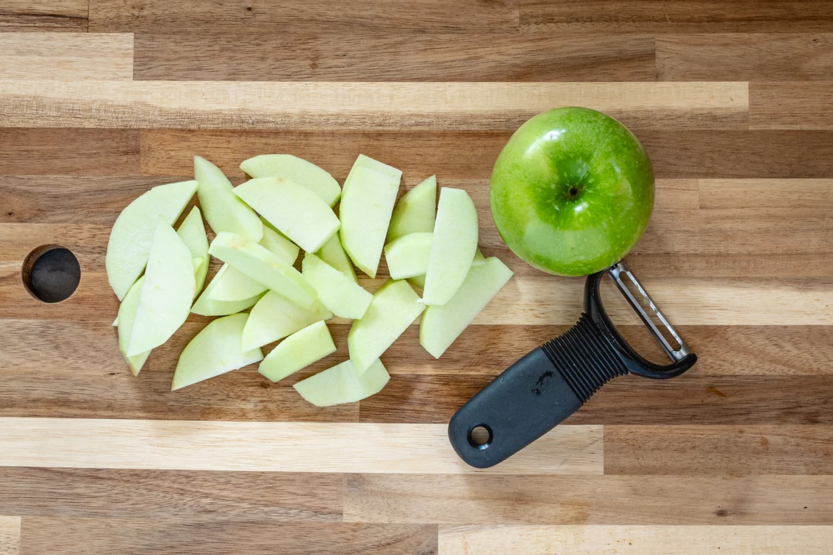 Cinnamon apples preparation: Slicing the apples.