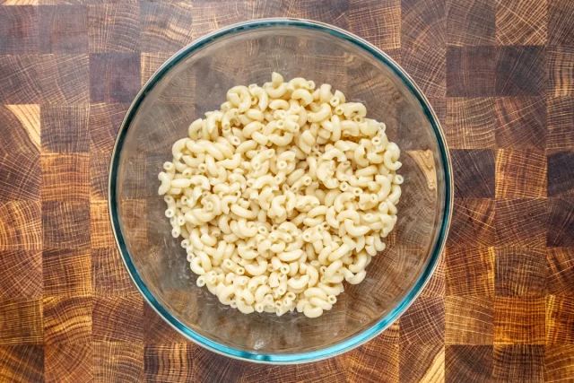 Cooling the macaroni in a bowl.