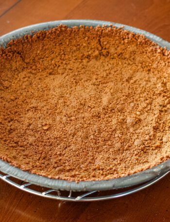 cookie crumb crust in a pie plate