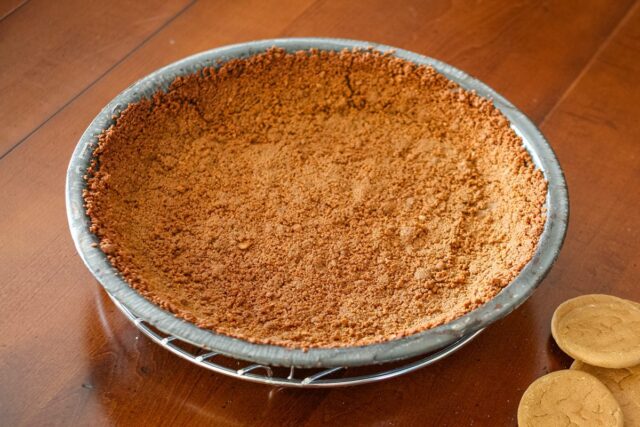 cookie crumb crust in a pie plate