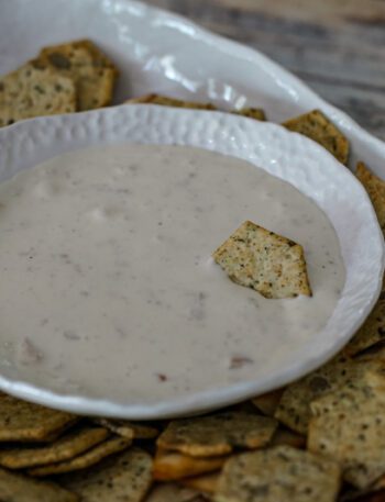 cream cheese clam dip with crackers