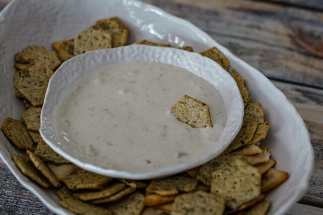 cream cheese clam dip with crackers