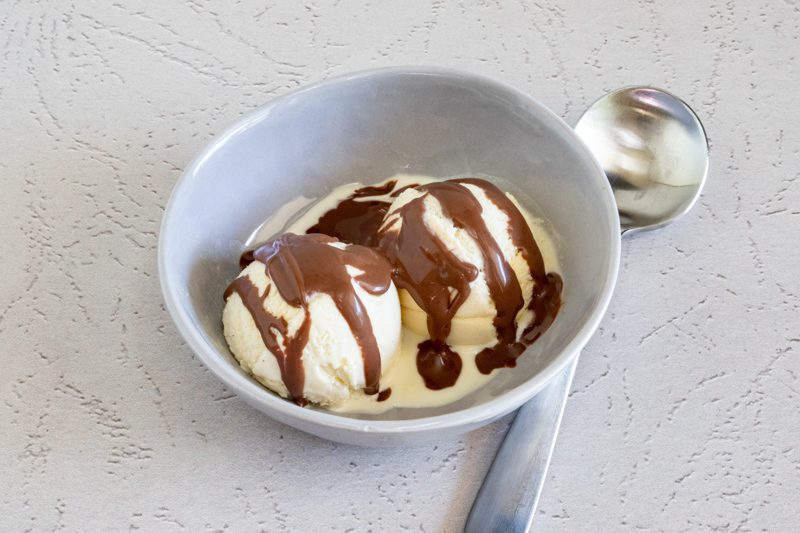 vanilla ice cream with keto chocolate sauce (sugar free)