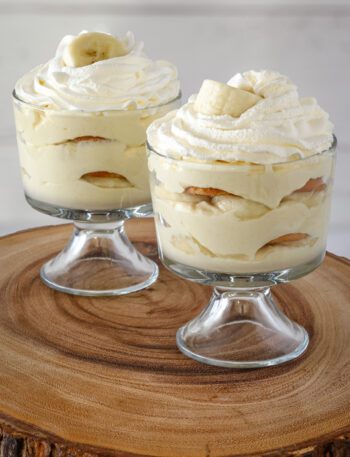 trifle dessert glasses with banana pudding