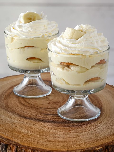 trifle dessert glasses with banana pudding