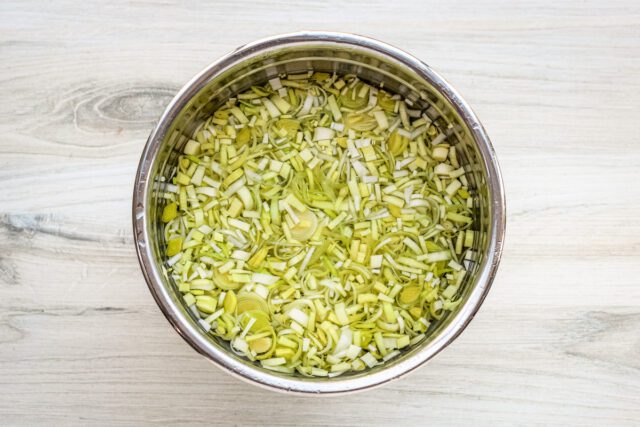 Cleaning the sliced leeks in water.
