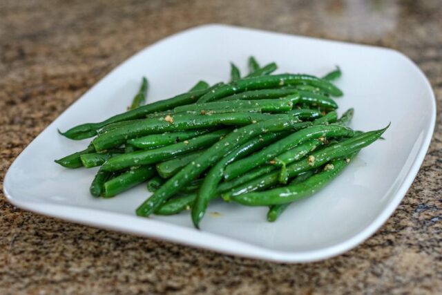 haricot verts with garlic on a serving plate