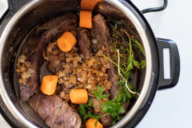 preparing beef short ribs in the instant pot pressure cooker