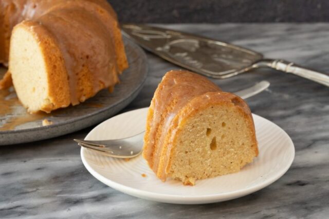 instant pot donut cake, sliced